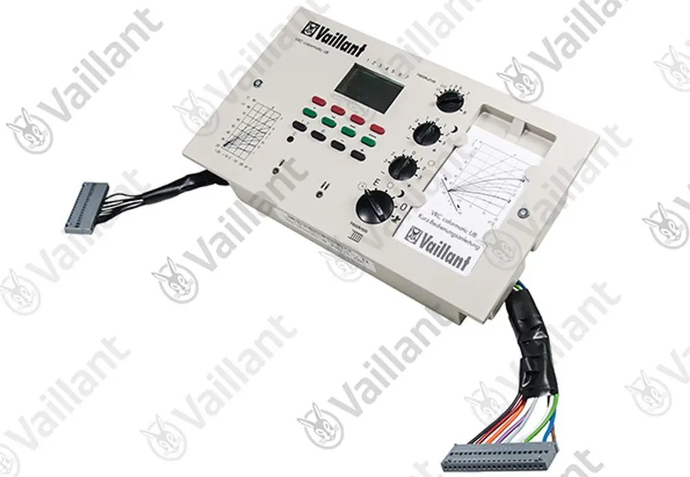 Vaillant Elektronischer Regler mit Tasten, Drehreglern und Schnittstelle, ausgestattet mit einem Display und einer grafischen Darstellung auf der Seite. Kabelanschlüsse sind sichtbar.